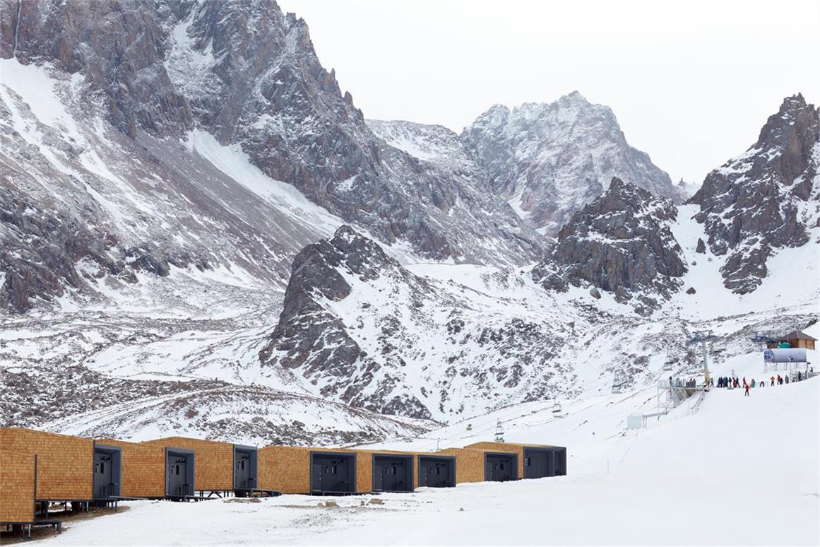 酒店巍峨的雪山与建筑群设计对比