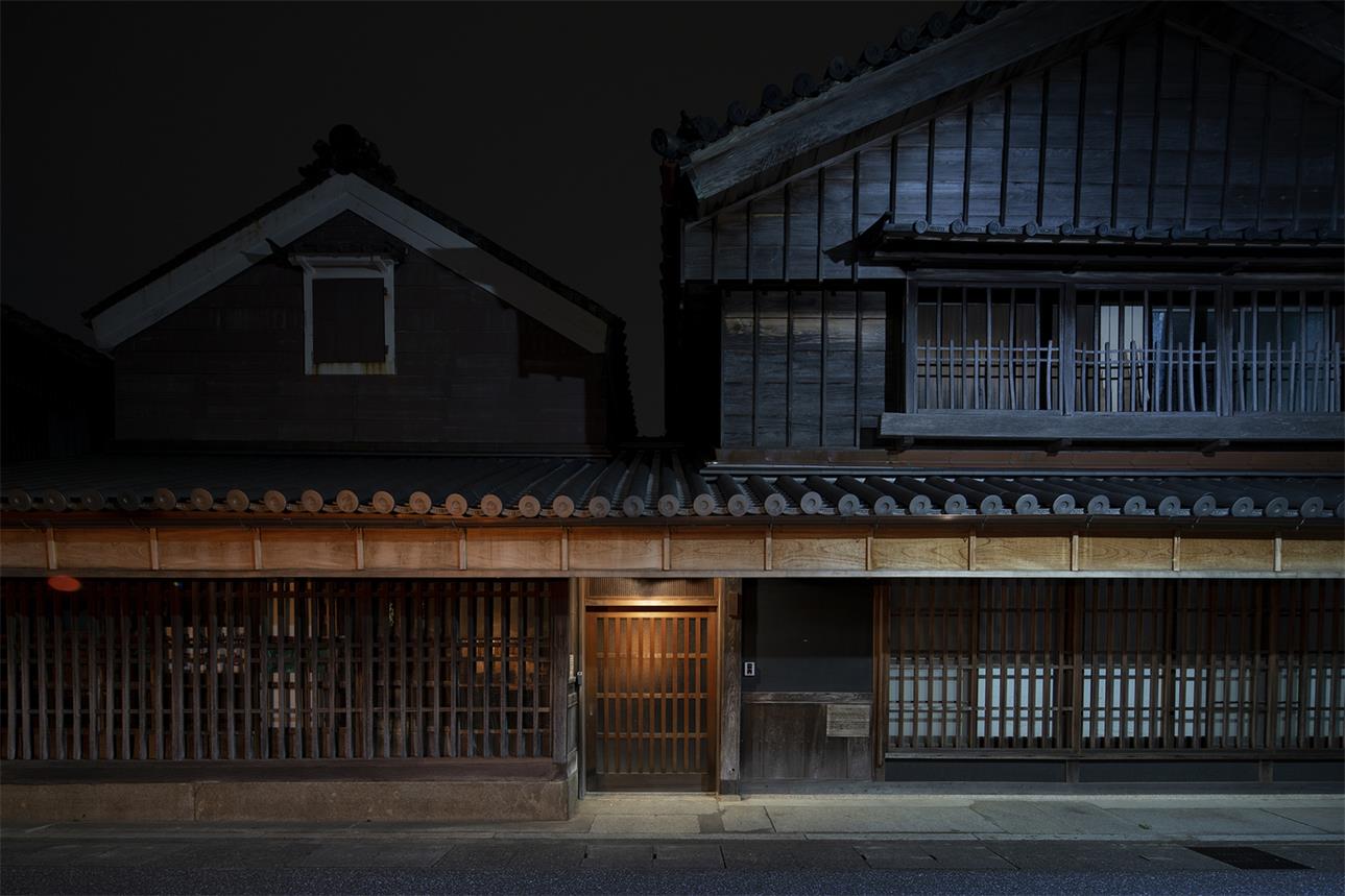 日式住宅建筑外立面夜景