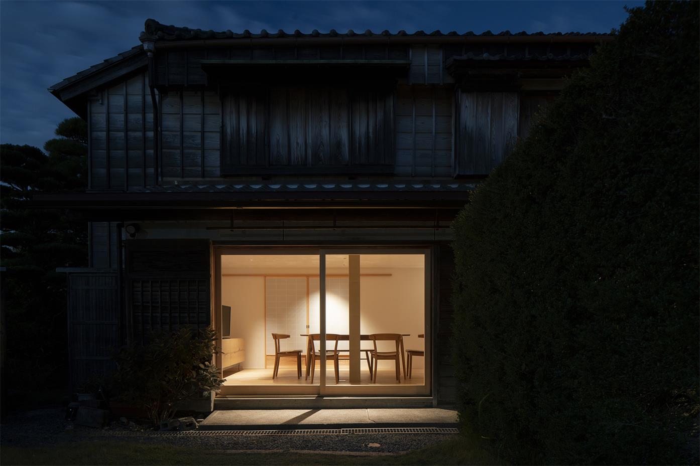 日式住宅入口处夜景