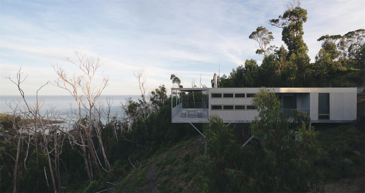 从远处望向度假屋侧面场景