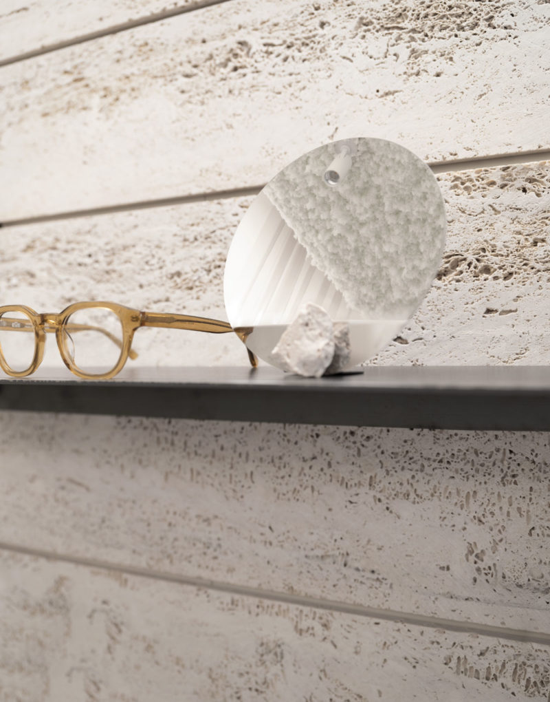 小型眼镜店墙面材质及搁板设计
