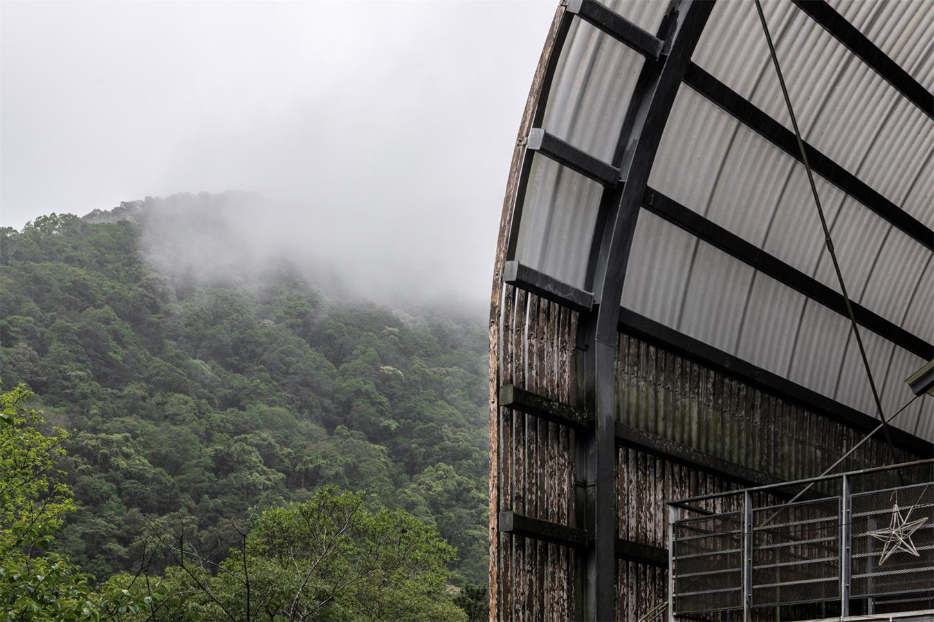 教堂山里的云雾场景