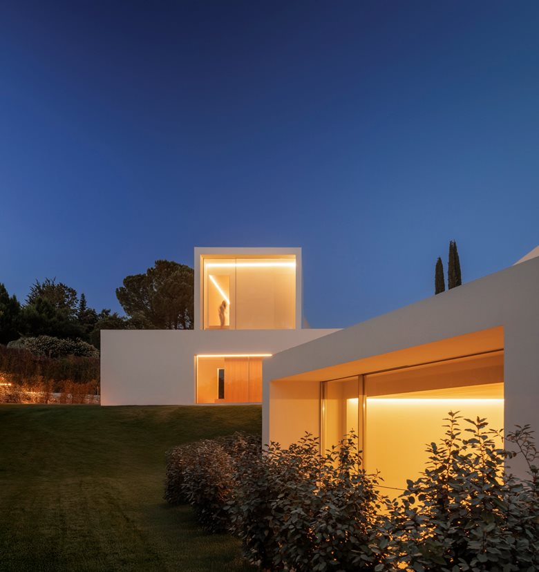 几何秩序感与有机自然性对立的湖畔别墅设计 - 戈者设计 | 戈者设计