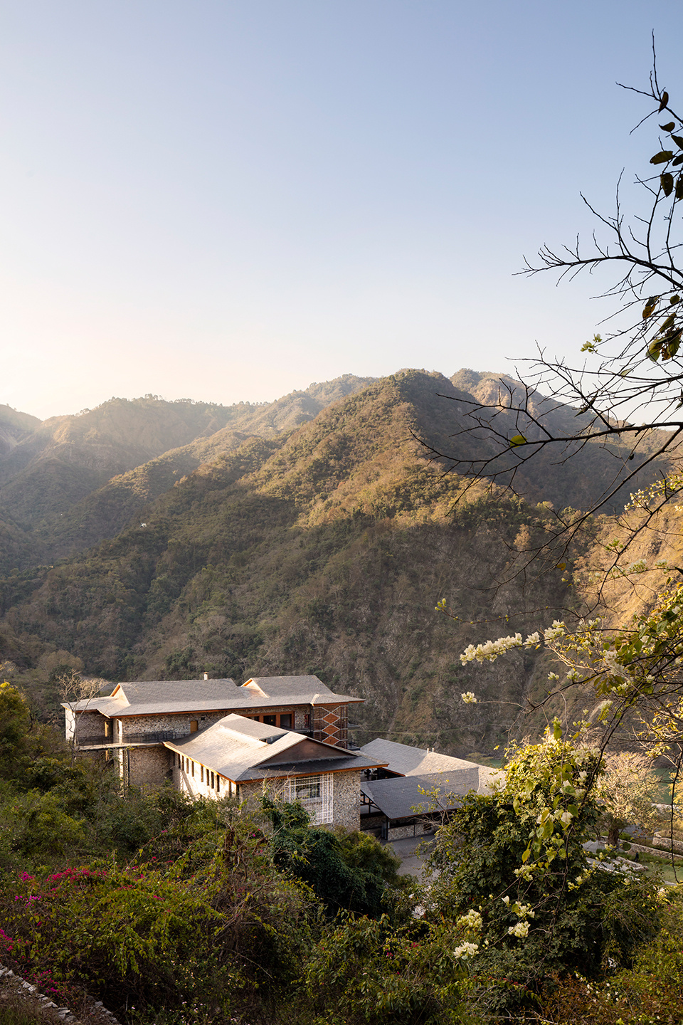 循古筑境枕山望河喜马拉雅山地度假民宿设计